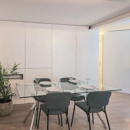 Ground Floor With Private Patio And Ac Daire *