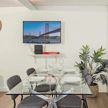 Ground Floor With Private Patio And Ac Daire *