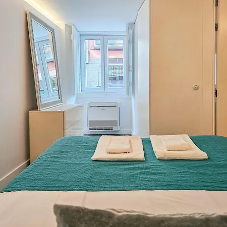 Ground Floor With Private Patio And Ac ליסבון