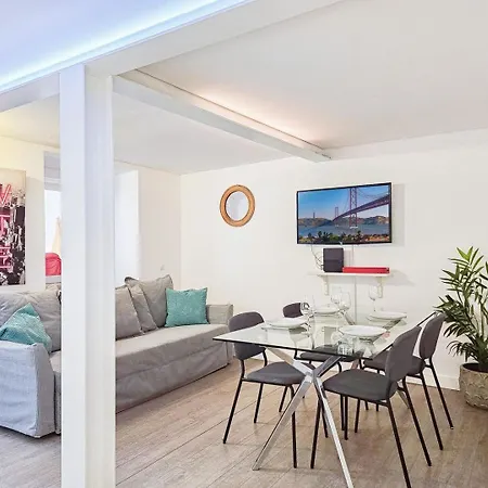 Ground Floor With Private Patio And Ac * ליסבון