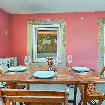 Ground Floor With Private Patio And Ac ליסבון