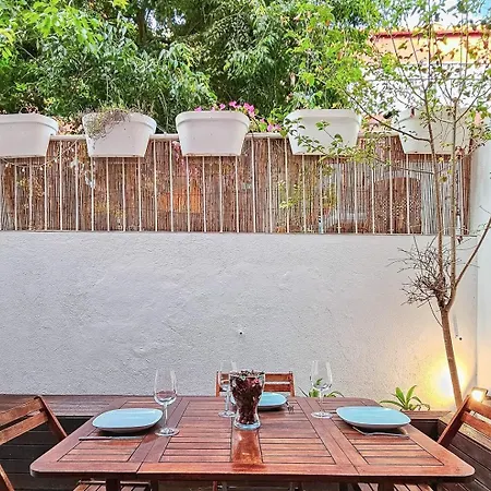 Ground Floor With Private Patio And Ac דירה