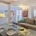 Ground Floor With Private Patio And Ac リスボン