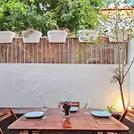 Ground Floor With Private Patio And Ac アパート