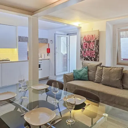 Ground Floor With Private Patio And Ac 리스본
